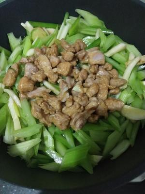 轻盐小炒——芹菜瘦肉炒杏鲍菇的做法 步骤6