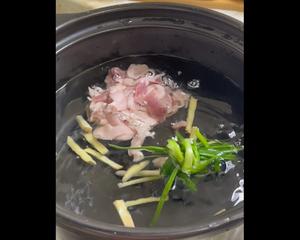 皮蛋瘦肉粥～咸香味美，口感顺滑，暖心暖胃的做法 步骤10