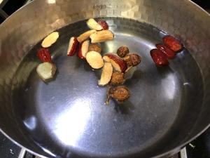 暖胃瘦肉粉肠汤的做法 步骤2