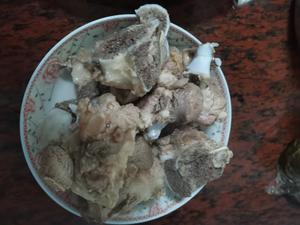 田螺猪骨咸菜汤的做法 步骤2