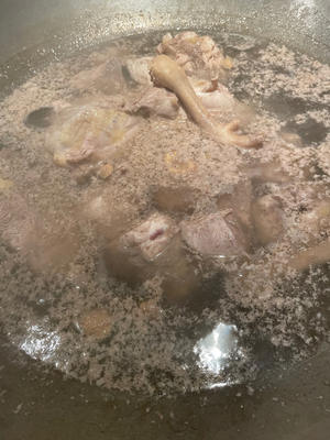 老鸡墨鱼酸菜汤的做法 步骤4