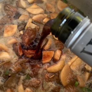 葡萄酒香烧猪骨的做法 步骤7
