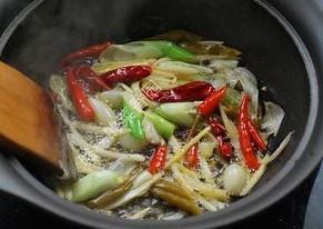 干锅肥肠的做法 步骤10