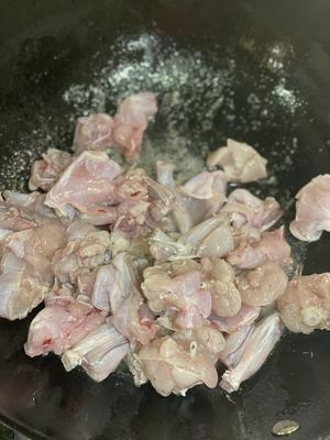 重口味高蛋白餐-肥肠牛蛙的做法 步骤3