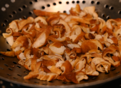 能吃三碗饭的茶油白辣椒蒸米糠肥肠的做法 步骤3