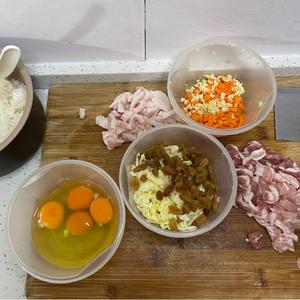 蛋炒饭加葡萄干猪油渣的做法 步骤1