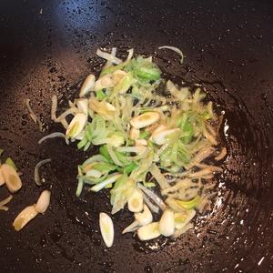 猪油渣烧香菇腐竹的做法 步骤4