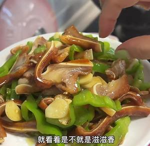 复刻排骨五花肉炖豆角辣椒炒猪耳朵蛋汤，拌黄瓜中饭的做法 步骤3