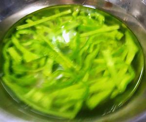 爆炒猪耳朵的做法 步骤4