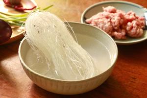 ❤️全家都爱吃【肉末茄子粉丝煲】的做法 步骤2
