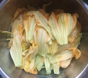 鲜美南瓜花肉末汤⋯一道适合夏天喝的汤的做法 步骤5