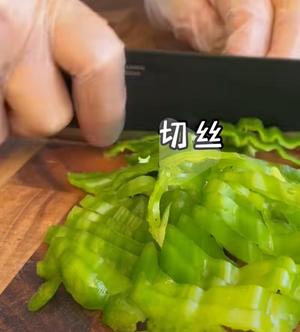 青椒肉丝面，尖椒肉丝打卤面绿豆沙牛乳青椒肉沫打卤面西红柿鸡蛋 豆角肉沫打卤面茄丁打卤面肉丝面的做法 步骤2