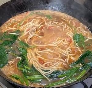 香菇肉酱米线酸豆角肉沫米线 牛肉酸菜米线 炝锅面雪菜肉沫米粉雪菜肉丝面 厚蛋烧炝汤面热汤面 面多排骨米线 肉丝小锅面的做法 步骤6