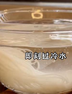 肉沫汤粉米粉香酥小油条 牛肉香菇米线土豆饼的做法 步骤5