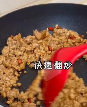 肉沫汤粉米粉香酥小油条 牛肉香菇米线土豆饼的做法 步骤7