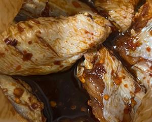 秒杀外面轻食店的所有鸡翅 吃了一次就彻底爱上(空气炸锅版)的做法 步骤2