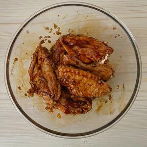 无比鲜嫩多汁的蒜香蜜汁鸡翅的做法 步骤3