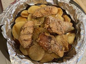 蜜汁蒜香孜然烤鸡翅+土豆片【烤箱版】好吃到舔手指！的做法 步骤4