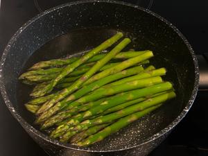 芦笋鸡胸肉卷的做法 步骤4