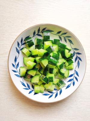 连吃三天都不腻的减脂餐~黄瓜炒鸡胸肉的做法 步骤1