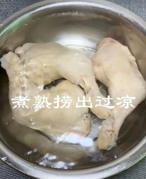 凉拌手撕鸡腿的做法 步骤3