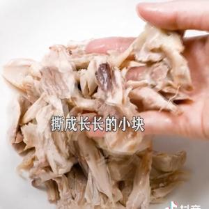 手撕凉拌鸡腿肉的做法 步骤3