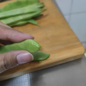 鸡腿芸豆炖土豆白玉菇的做法 步骤1