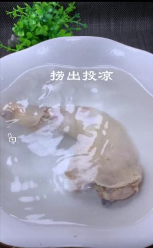 手撕柠檬鸡腿肉的做法 步骤3