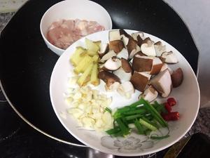 鸡腿肉炖香菇（超简单小白也会）的做法 步骤1