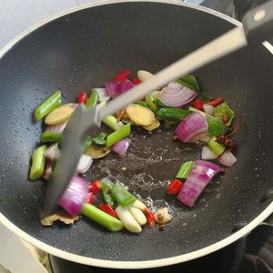 居家铁锅炖，鸡腿杏鲍菇贴饼子的做法 步骤3