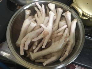 #?在韩国#辣炒鸡爪（닭발볶음)，教你做韩国最热下酒菜，简单美味，根本停不下来！的做法 步骤1