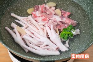 老广夏天汤饮“节瓜眉豆鸡爪汤”的做法 步骤2