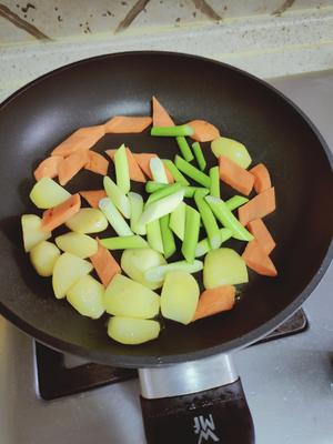 不用烤箱的咖喱鸡肉焗饭的做法 步骤5