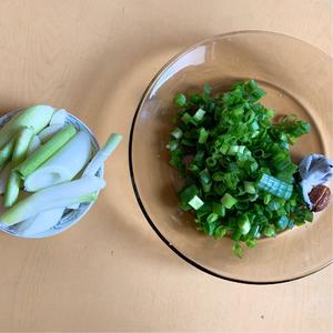 【电饭煲鸡肉香菇焖饭】香的做法 步骤2