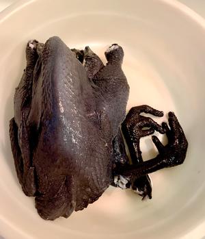 喝过难忘的乌鸡椰子汤的做法 步骤1