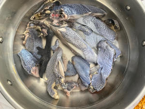 鲜香的乌鸡鲍鱼五指毛桃汤，滋补养生！的做法 步骤5