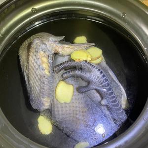 凉拌乌鸡丝+炖鸡架骨的做法 步骤2