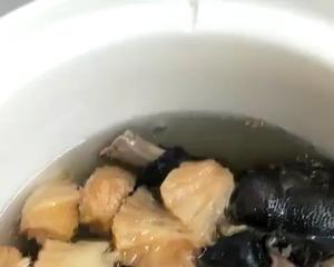 汤鲜味美养胃必备：猴头菇乌鸡汤的做法 步骤7