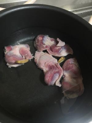 超下饭的鸡胗炒青椒的做法 步骤1