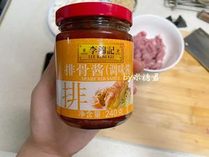 牛排中式吃法：海鲜菇炒牛柳的做法 步骤3