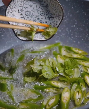 煎椒麻牛里脊的做法 步骤4