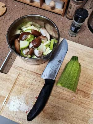 黑椒牛里脊配西葫芦香菇的做法 步骤8