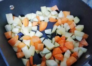 入口即化的咖喱牛键肉的做法 步骤4