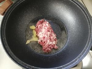 香菇肉末炖豆腐猪血的做法 步骤2