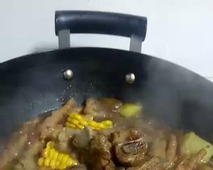 赛过蟹肉煲的排骨鸡爪煲的做法 步骤2