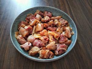 ㊙️不加一滴水‼️仔姜炒鸡‼️鸡肉鲜嫩一秒上头的做法 步骤3