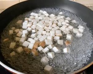 杏鲍菇炒鸡丁的做法 步骤5