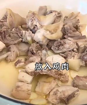 美味午餐板栗炖土鸡和虫草花鸡汤蒜蓉茄子的做法 步骤16