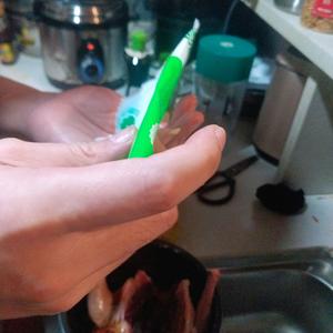来一只美味荔枝皮烤土鸡的做法 步骤4