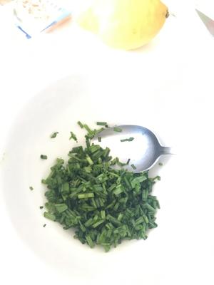 经典法餐：法式含羞草鸡蛋三文鱼版的做法 步骤2